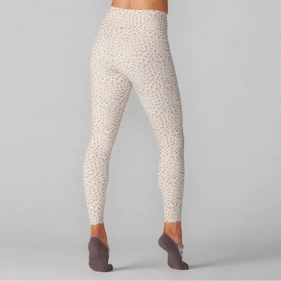 TAVI High Waisted Legging - Picture 2 of 9